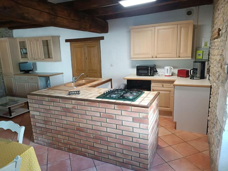 Charmante Maison En Pierres Sainte-Radegonde-des-Noyers Bagian luar foto